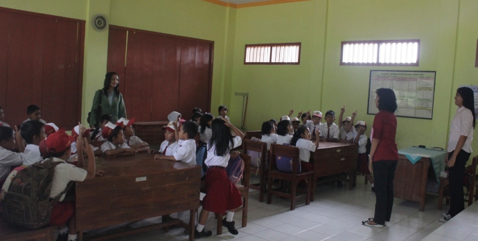 Ibu Heidy Arviani berinteraksi dengan siswa-siswa SDN Japanan II Mojowarno, Jombang
