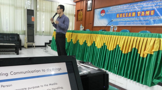 Pembicara; Angga Yan Wiryatmoko sharing tentang pengalamannya sebagai marketing communication