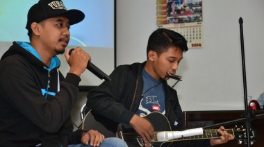 Acoustic performance dari mahasiswa ilmu komunikasi diawal acara