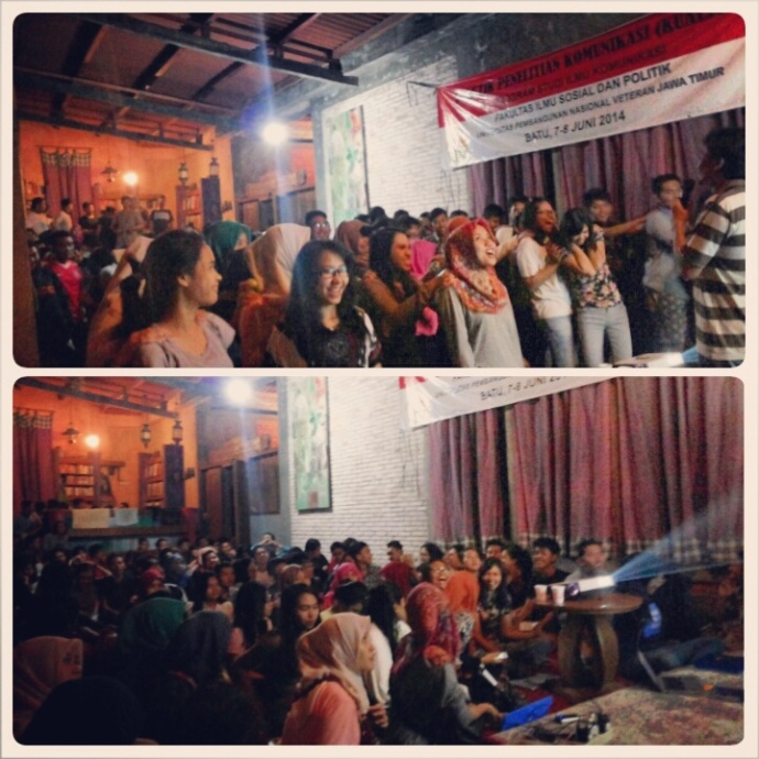 Kecerian mahasiswa saat kegiatan belajar dan sesi diskusi di salah satu ruangan Omah Budaya Slamet